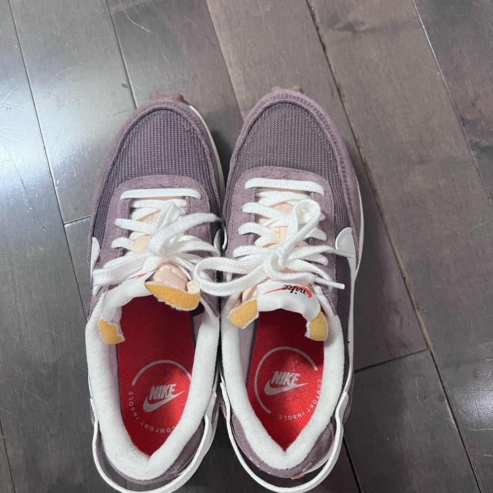 Nike women’s waffle debut vintage sneaker